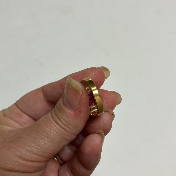 Diamond Arrow Motif Red Stone Half-Bezel Men's Ring - Picture 9 of 9